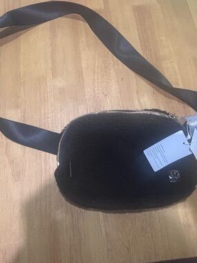 lululemon athletica black Everywhere Belt Bag Fleece Tag